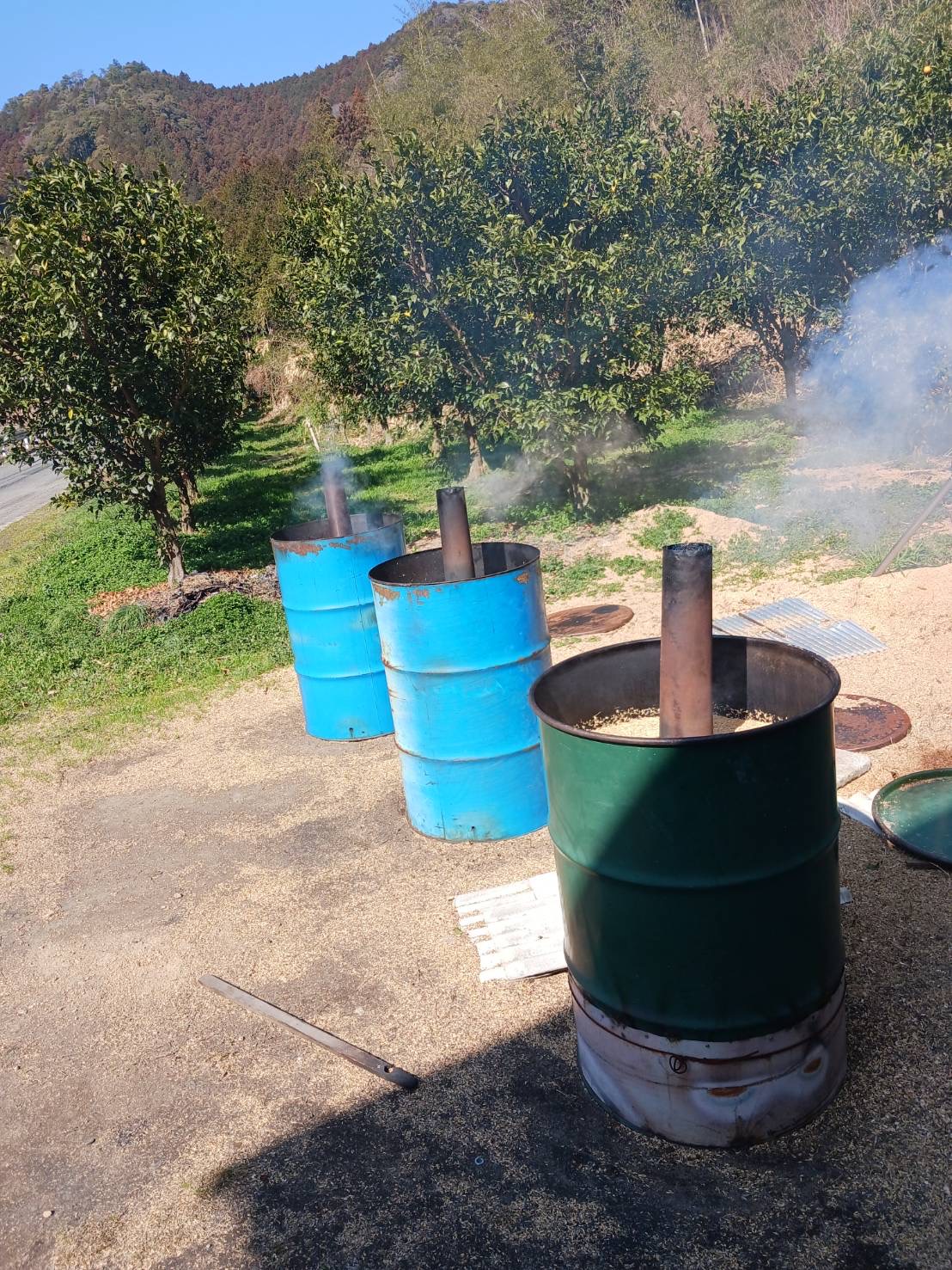 ドラム缶でもみがらのくん炭を作っている様子