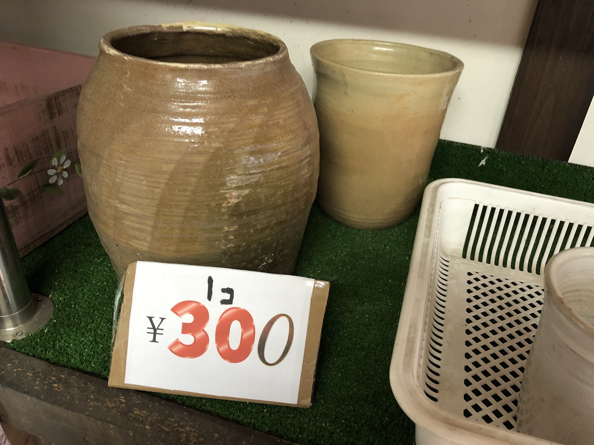 手作りの陶芸品の壺とカップ。1個300円